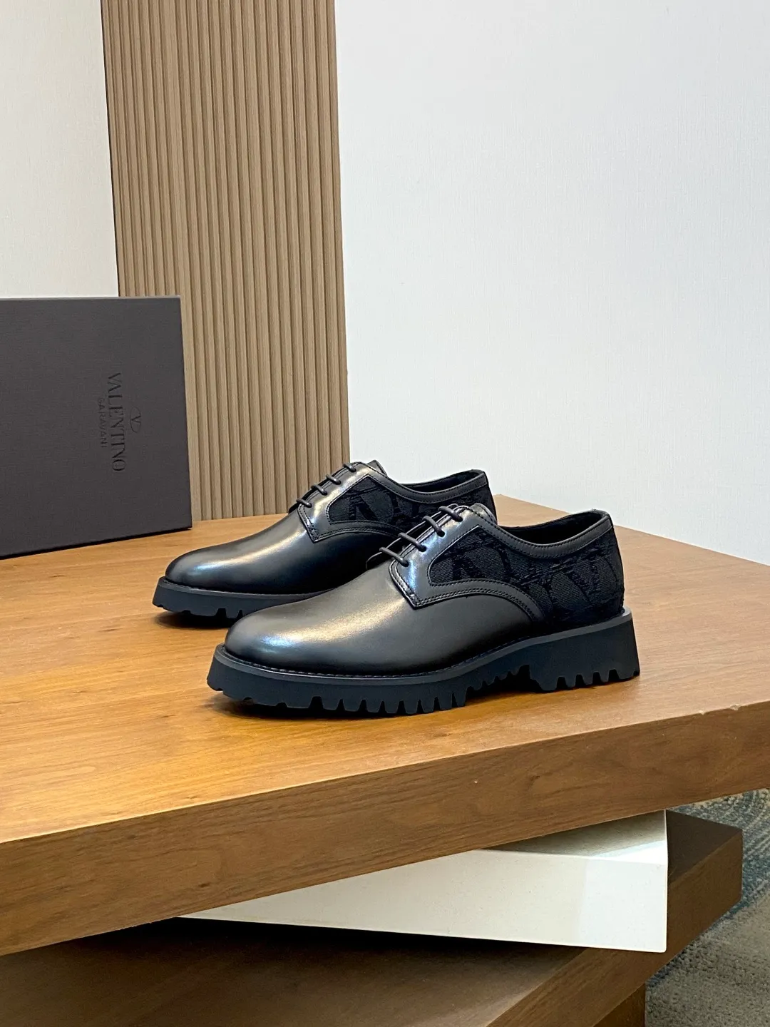 Men's shoes 💰740 VALENTINO Valentino's new men's fashionable casual leather shoes. These leather shoes are made of imported cowhide leather uppers, dyed calfskin lining and calfskin insoles. The upper foot is soft, comfortable and breathable. Comes with complete packaging in the original box! Visible details and quality. Size: 39-44 (customized at 38.45.46)